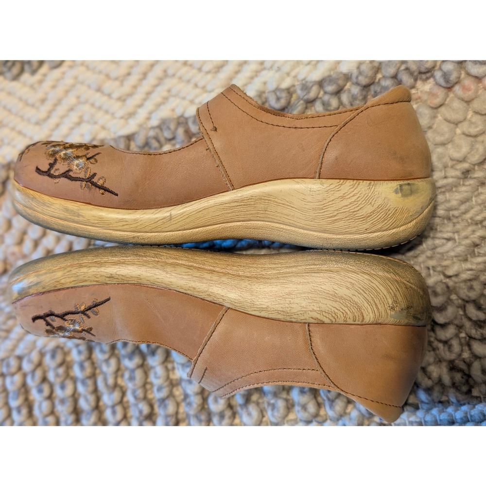 Alegria Kourtney Tan Leather Floral Embroidered Mary Jane Clogs Size 37 6.5 - Picture 9 of 9